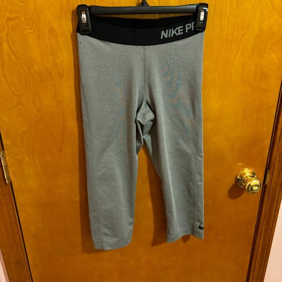 Nike Pro Dri-Fit Ladies’ Capri‎ Leggings - Size S - Picture 2 of 11